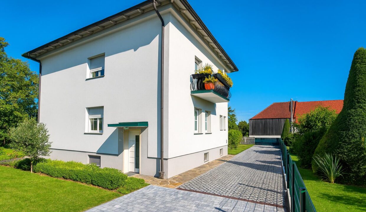 Rückansicht Haus mit Blick auf Balkon