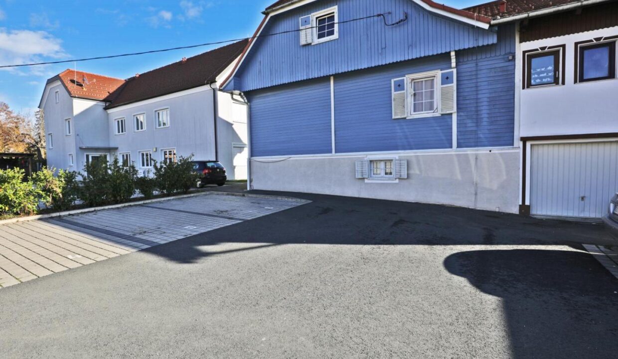 Haus und Parkplätze