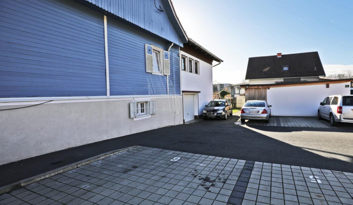 Haus und Parkplätze