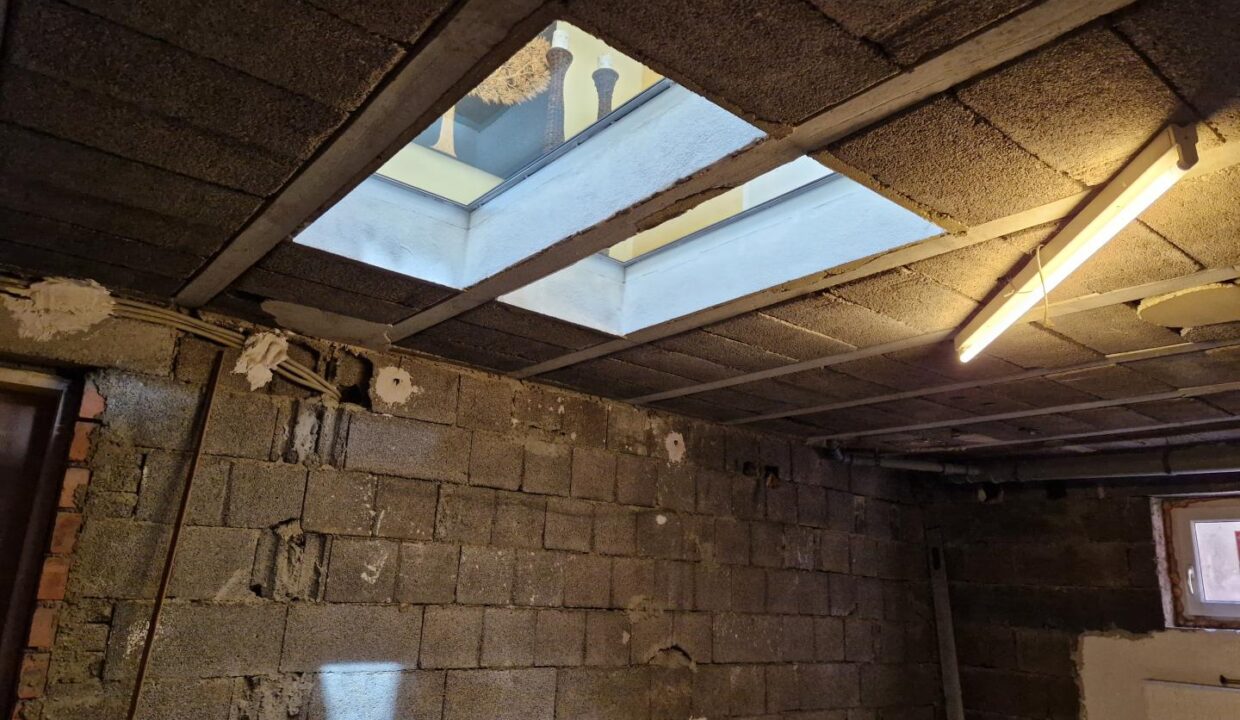 Sichtfenster Vorraum in möglichen Weinkeller